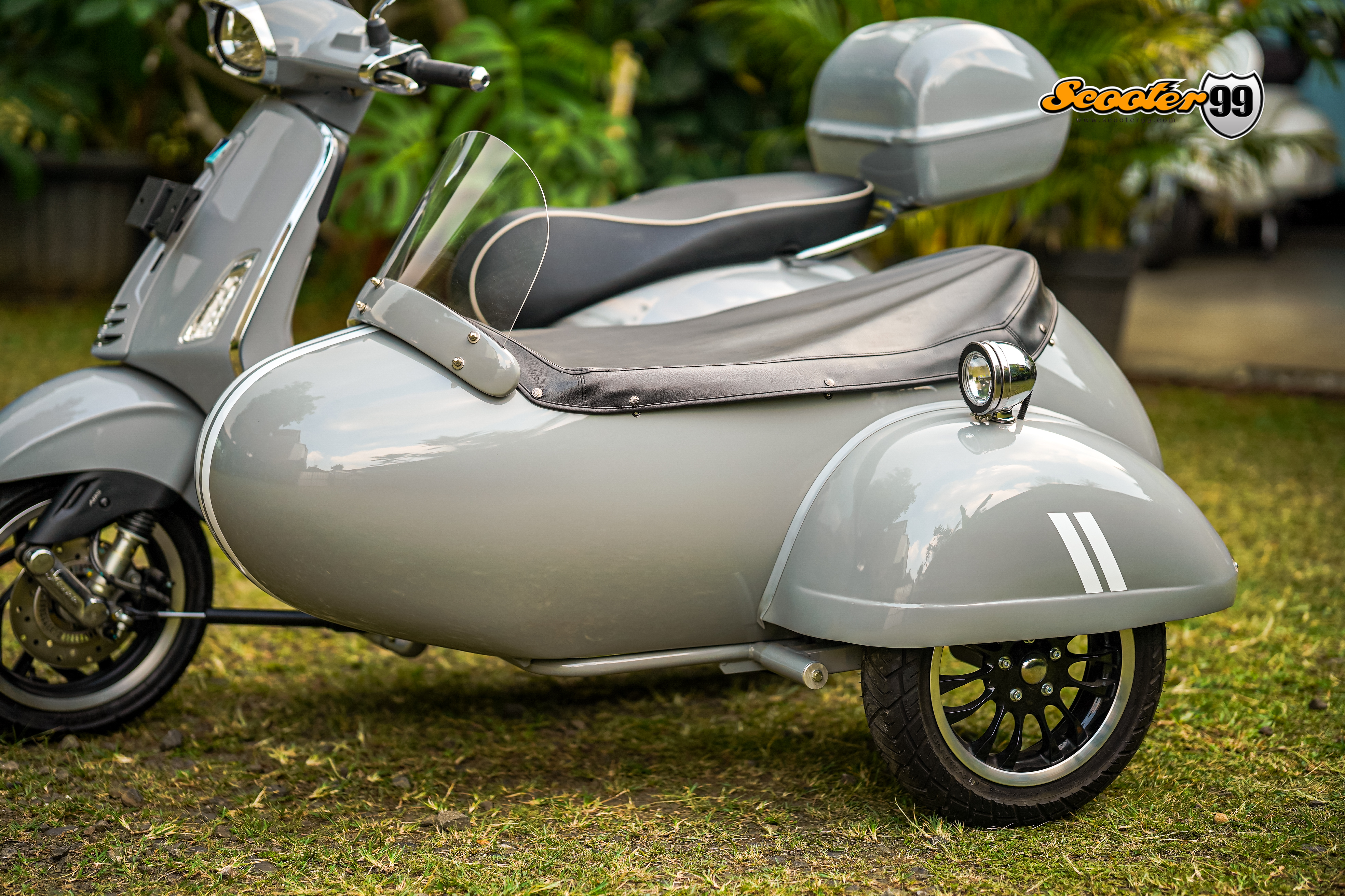 Close-up of Vespa Sprint sidecar wheel and fender